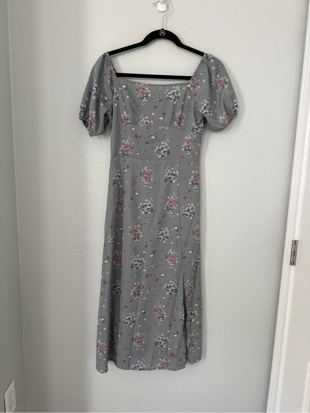 EUC Disney Aladdin Jasmine Gray Floral Puff-Sleeve Midi Dress